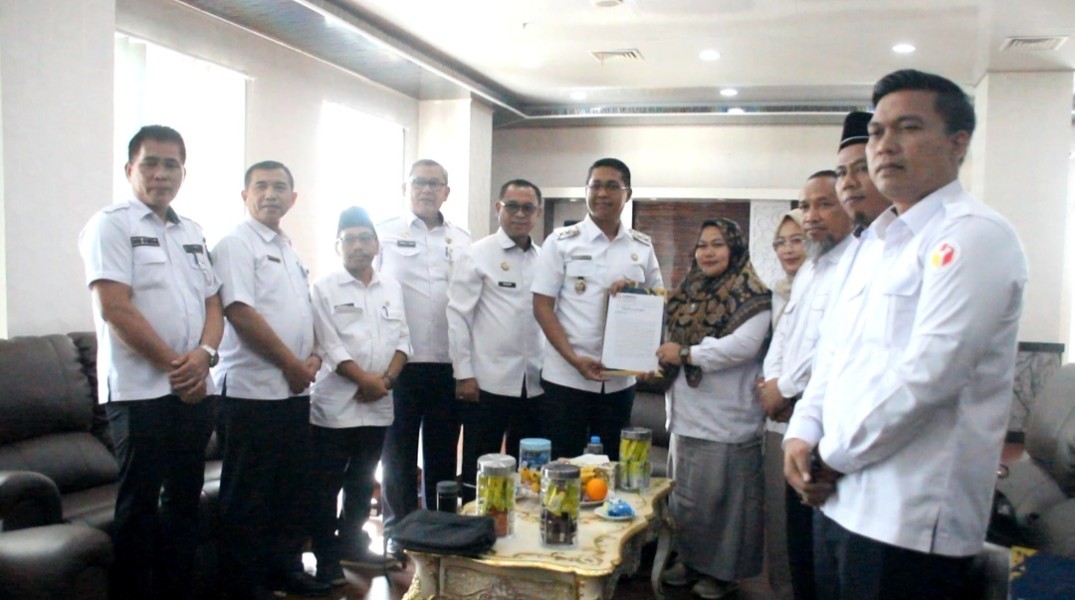 Wakil Bupati Rohil Terima Sisa Dana Hibah Pilkada 2024 Dari Bawaslu