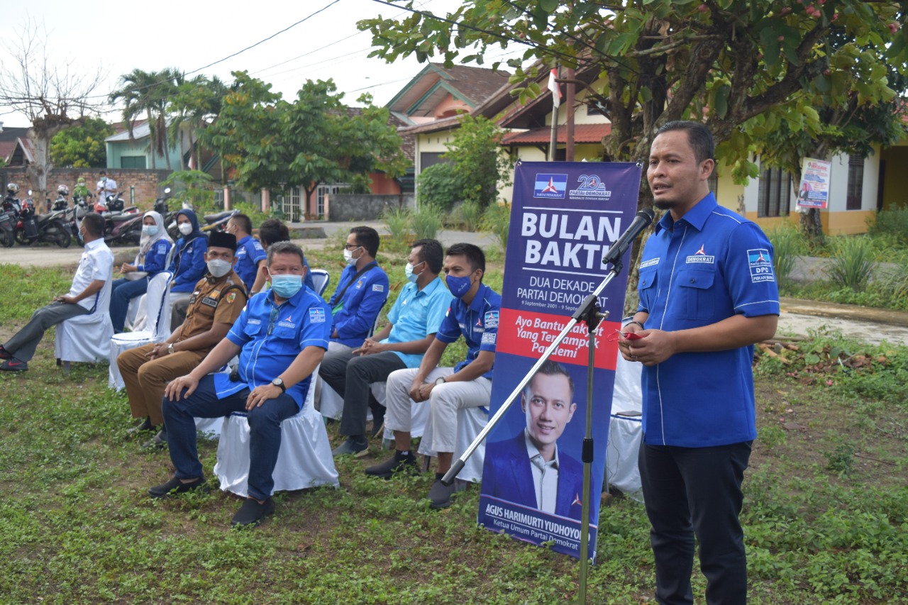 Sehari Demokrat Pekanbaru Salurkan 300 Paket Bansos