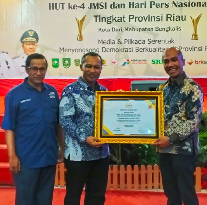 Prof Syafrinaldi Raih Penghargaan Rektor Terbaik  dalam Anugrah JMSI 2024