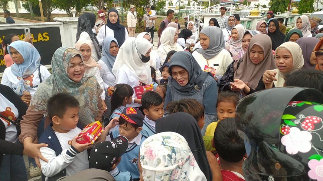 Ketua TP PKK Rohil Bersama Siswa Happy Bear Bagi Takjil Buka Puasa