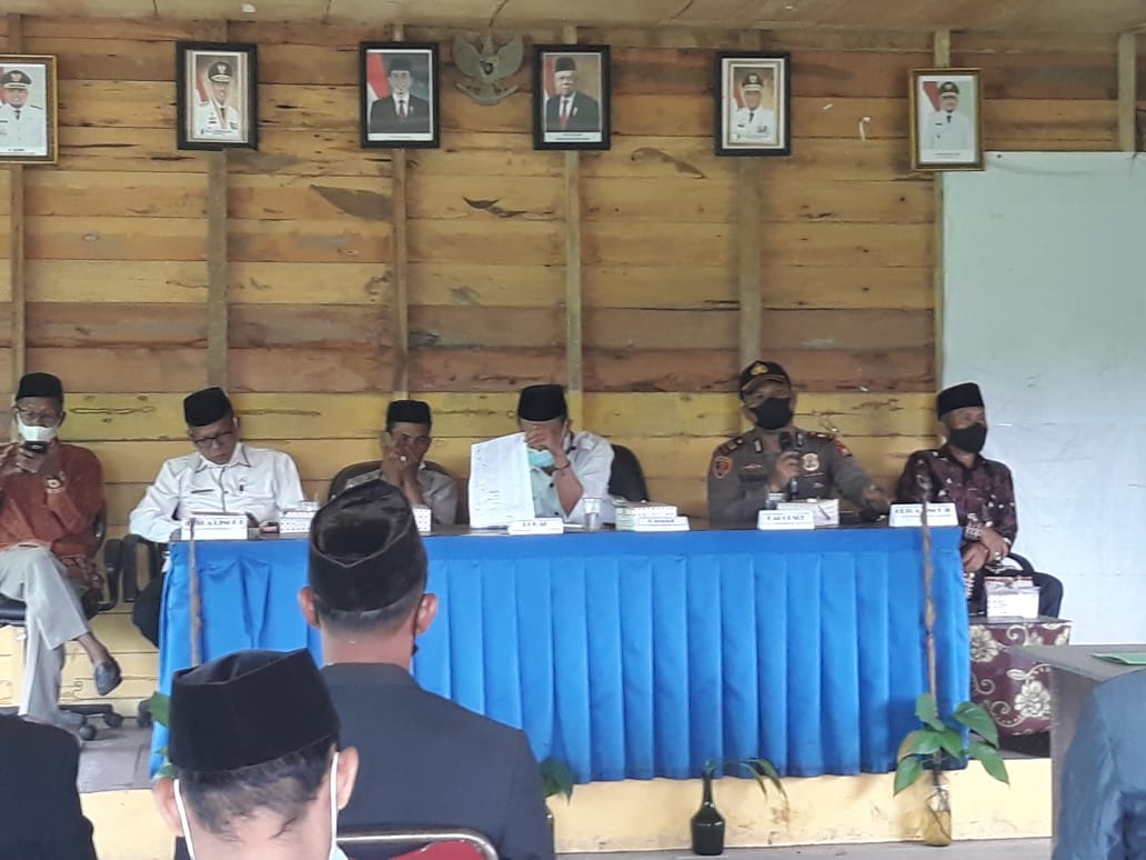 Polsek Kuala Kampar Hadiri Pelantikan Ketua RT dan RW se-Kelurahan Teluk Dalam