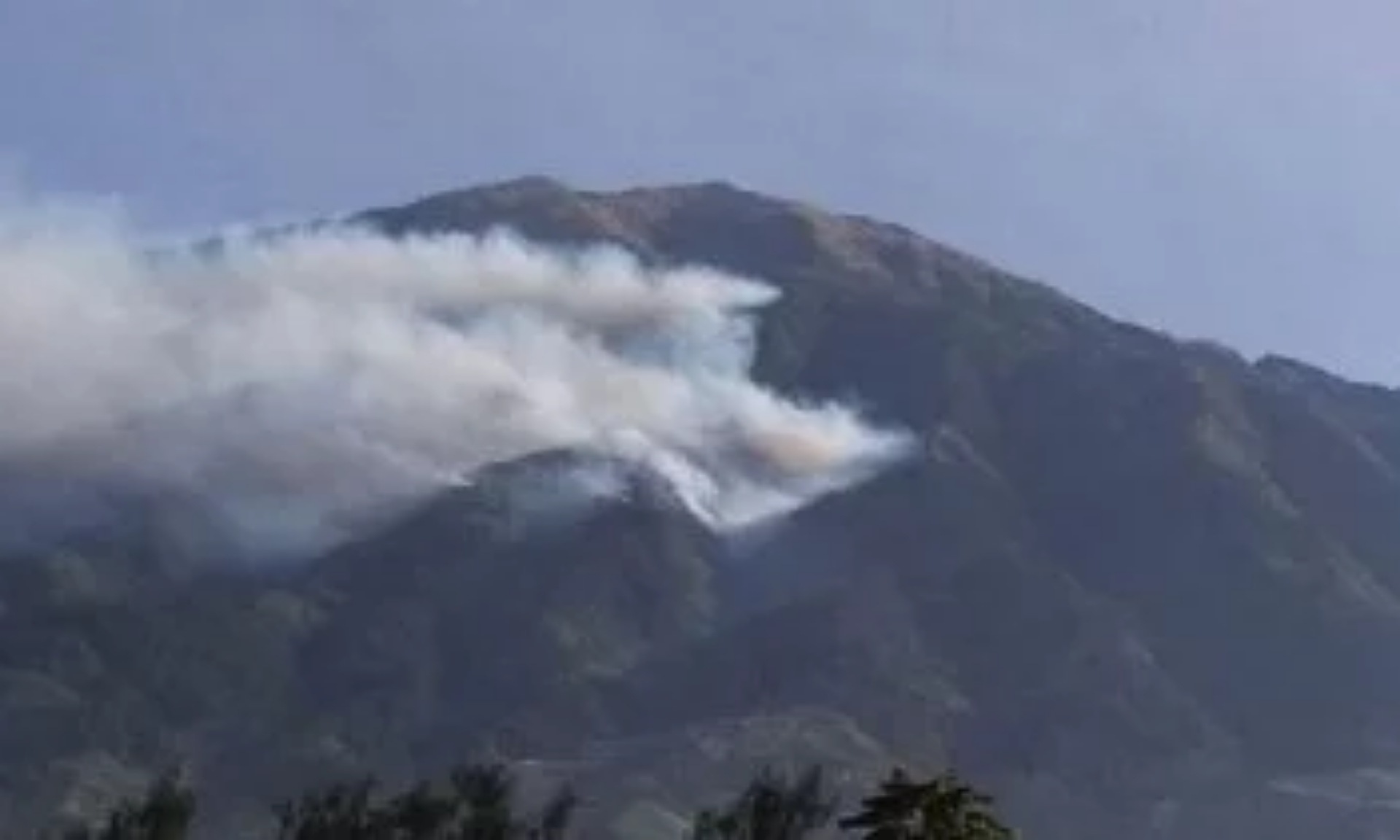 Gunung Merbabu Terbakar, Ratusan Pendaki Dievakuasi