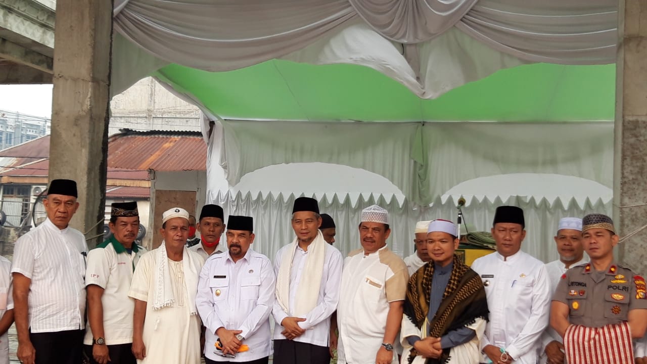 Wawako Pekanbaru Bersama Masyarakat Shalat Istisqa di Masjid Raya Pekanbaru 