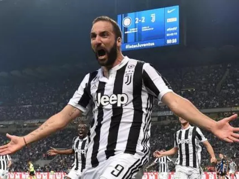 Manfaatkan Transfer Ronaldo, Milan Goda Higuain
