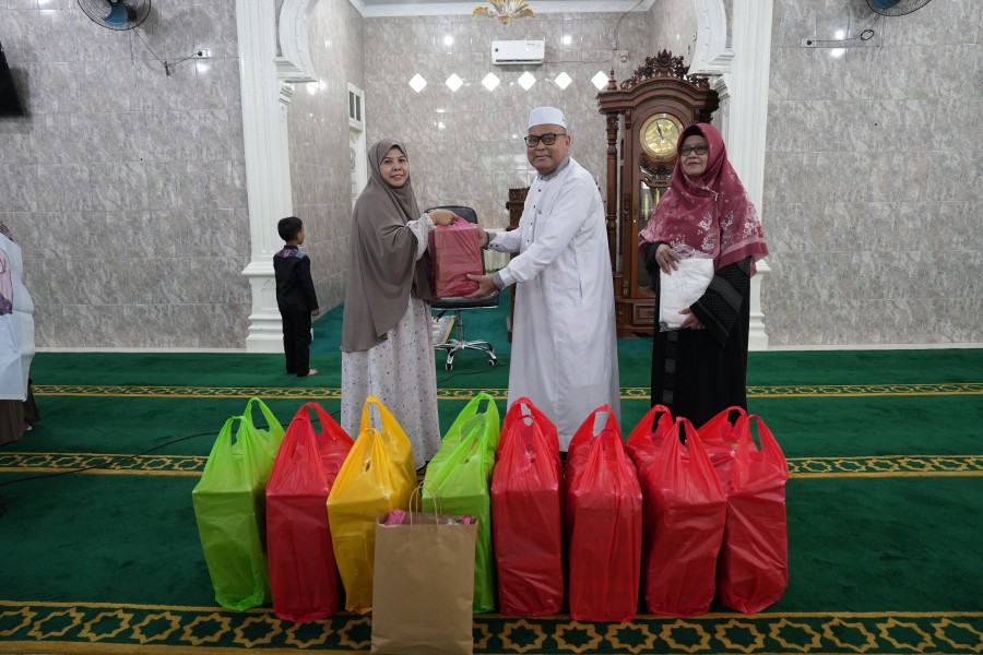 Persatuan Wanita Patra Kilang Dumai Bagian 100 Paket Makan Siang Jumat Berkah dan Mukena Gratis untuk Jamaah Masjid di Kelurahan Bukit Timah