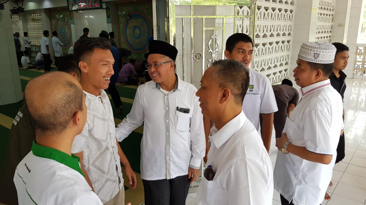 Rektor UIR Shalat Gaib Bersama Ribuan Mahasiswa di Masjid Al Munawwarah
