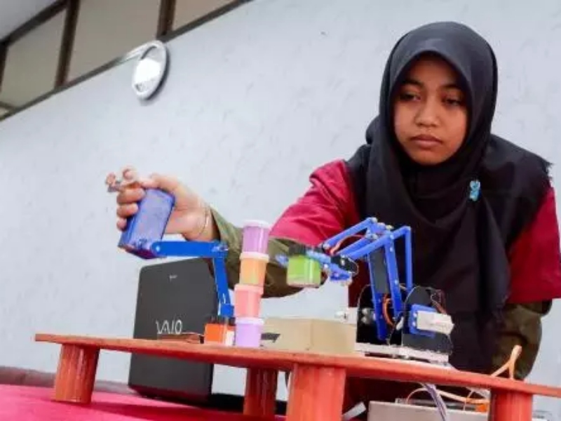 Keren! Mahasiswi Pekanbaru Ciptakan Robot Lengan