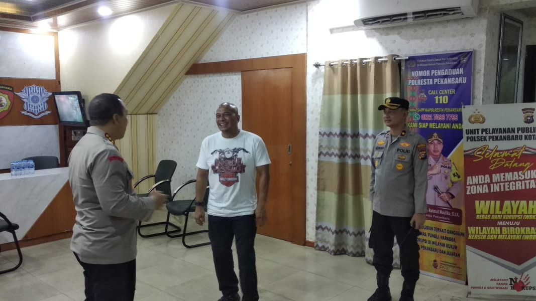 Pastikan Pelayanan Keamanan Masyarakat, Brigjen Adrianto Kunjungi Polsek Pekanbaru Kota