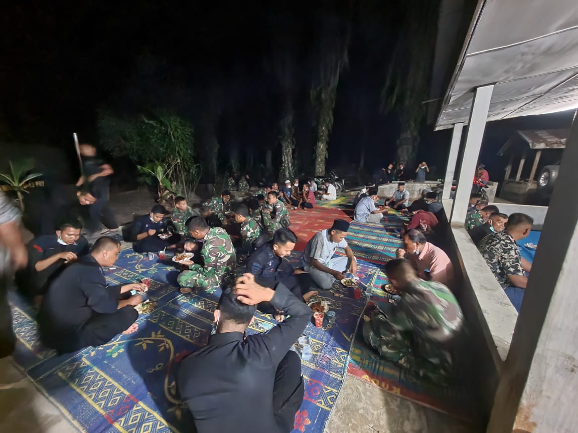 Jalin kebersamaan, Warga Jamu Makan Malam Bersama TNI-Polri