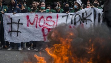 Demo Bandung Bentrok, Bom Molotov Massa Dibalas Water