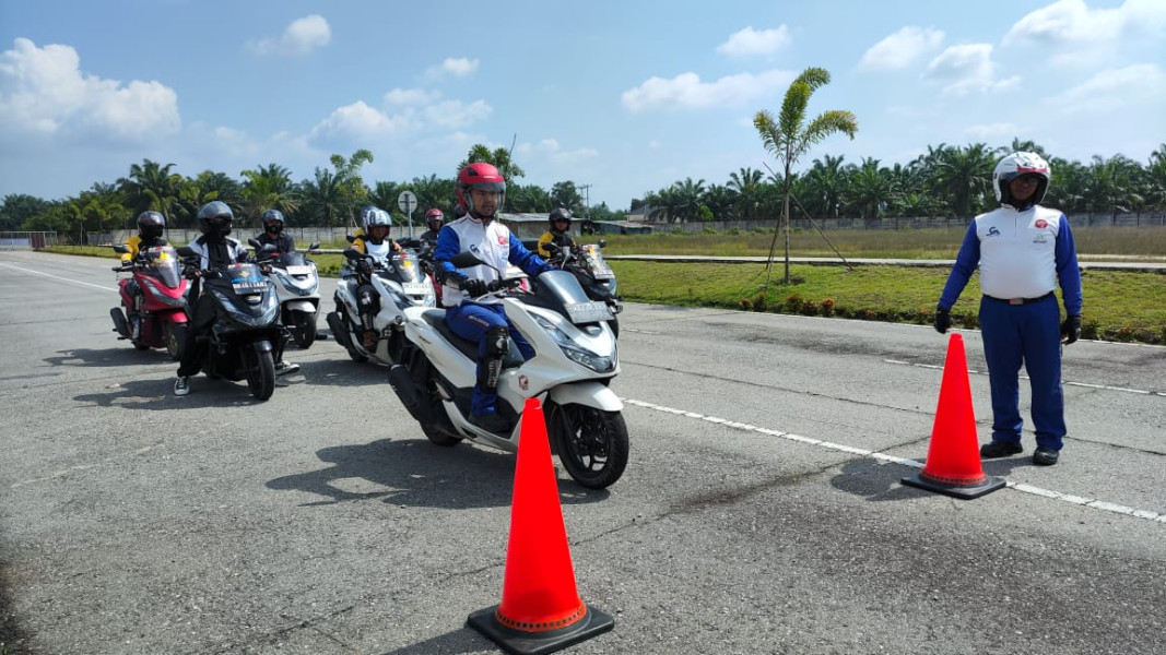 Komunitas PCX Antusias Ikuti Training Safety Riding