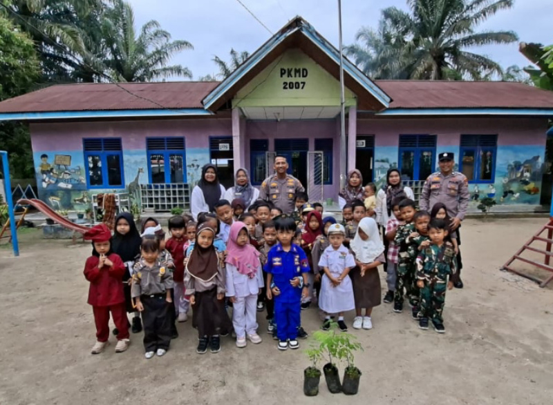 Polsek Lubuk Batu Jaya Gelar Green Policing, Tanamkan Cinta Lingkungan Sejak Usia Dini