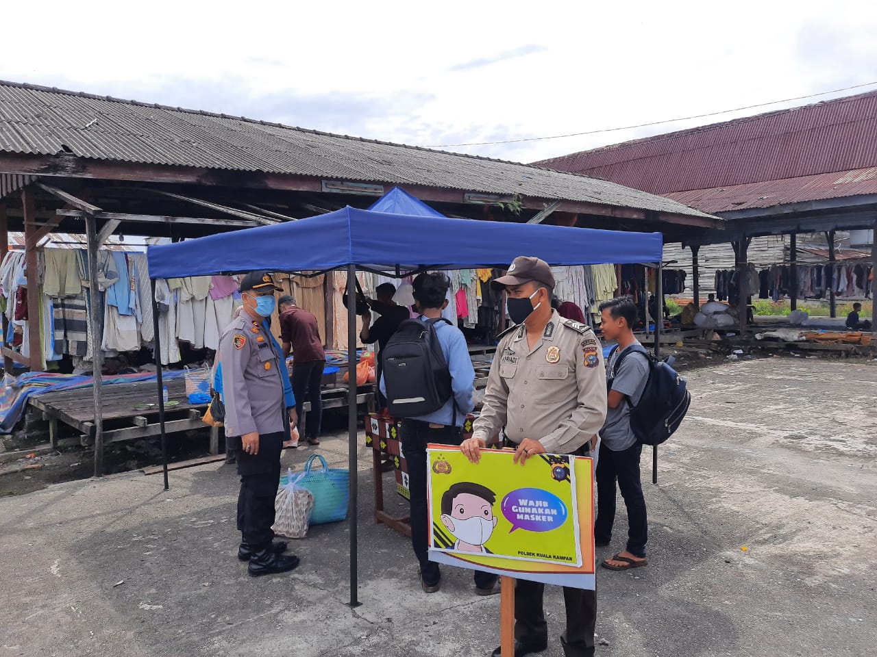 Personel Polsek Kuala Kampar Imbau Pengunjung Pasar Terapkan Protokol Kesehatan