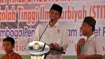 Jokowi Tertawa Saat Disinggung Cawapres Pilihannya