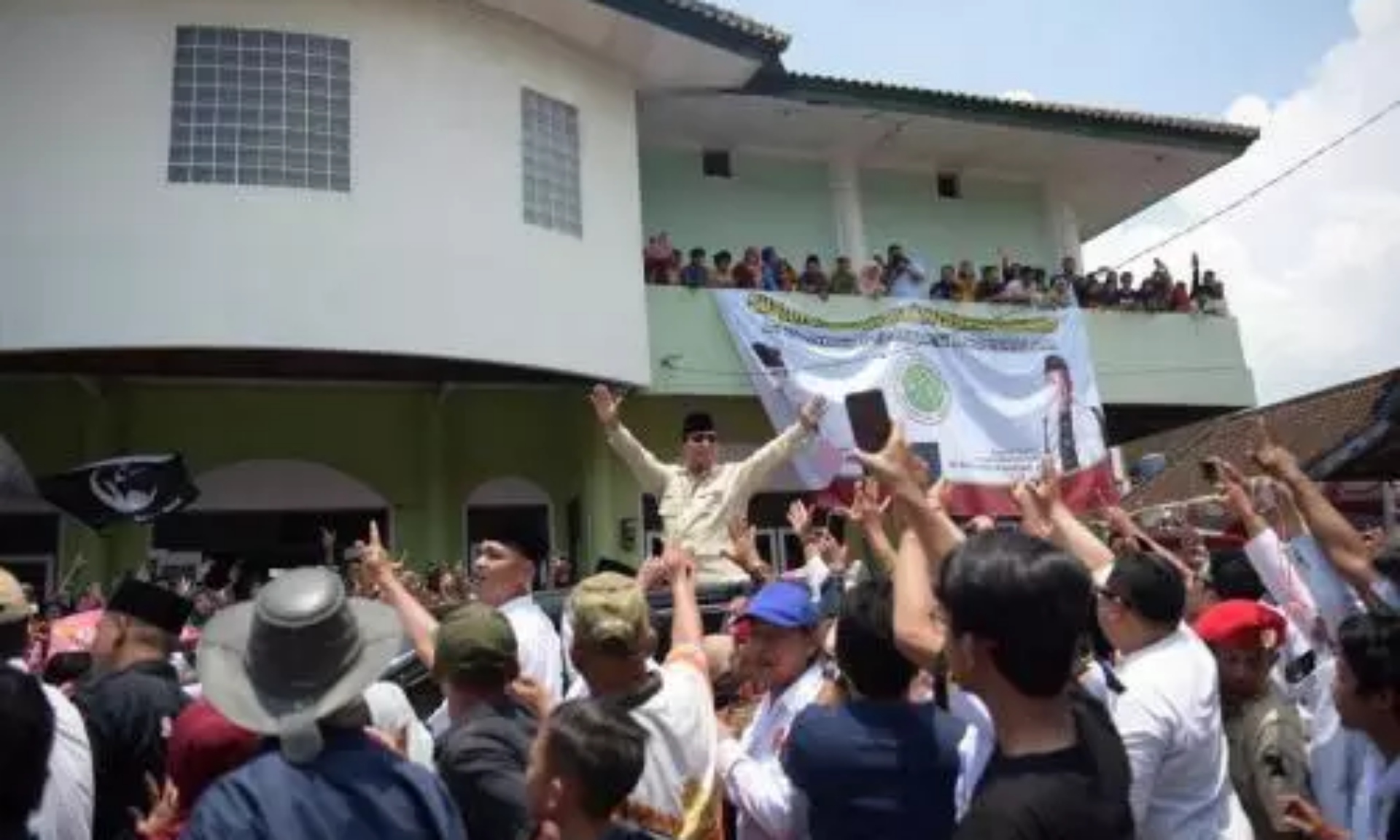 Prabowo Dapat Hadiah Baliho Berbahan Karung dari Masyarakat Garut