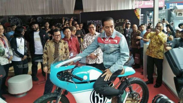 Gaulnya Jokowi Resmikan IIMS: Berjaket Dilan dan Sneaker