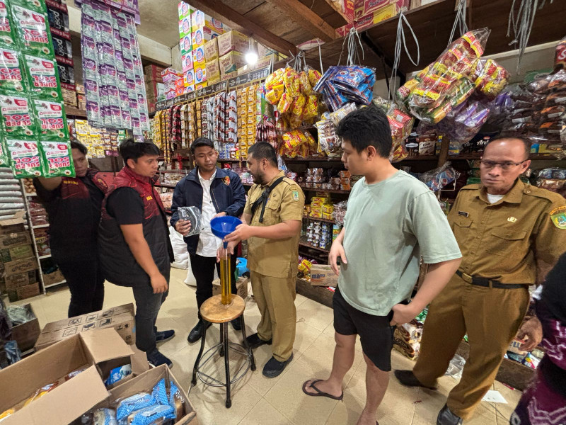 Pastikan Sesuai Volume Isi ,Tim Tipidter Polres Rohil Cek Minyak Goreng Kemasan Merk  'Minyak Kita' di Bagansiapiapi
