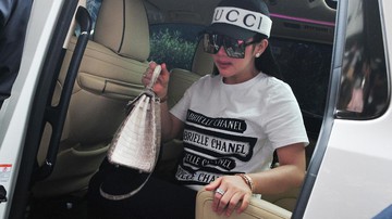 Syahrini Dipastikan Kembali Mangkir di Sidang First Travel