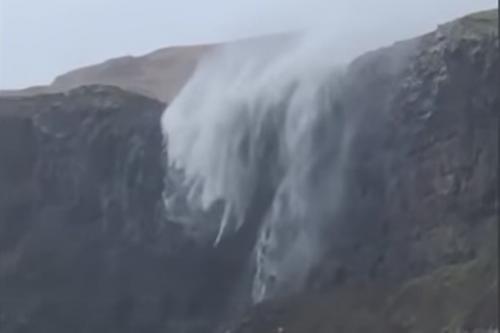 Air Terjun di Skotlandia Mengalir Terbalik Karena Tiupan Badai