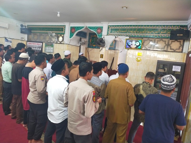 Polsek Bangko Gelar Shalat Ghaib Untuk 3 Polisi Gugur di Lampung