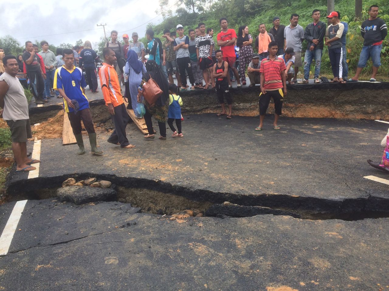Jalan Lintas Menuju Kawasan Wisata Candi Muara Takus Ambrol            