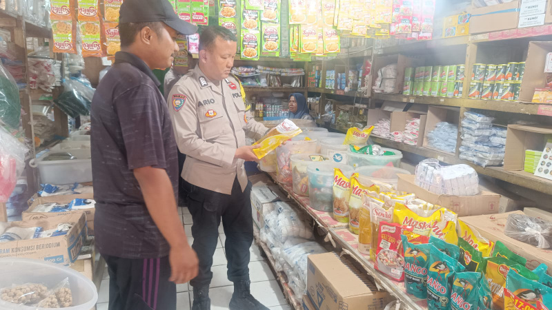 Pastikan Ketersediaan Bahan Pokok, Bhabinkamtibmas Kota Baru Sambangi Pedagang Sembako Pasar Agus Salim