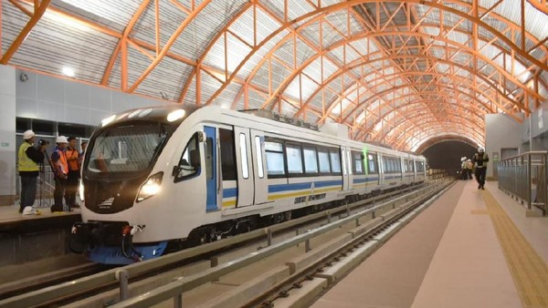 Sukses Uji Coba, Kereta LRT Palembang Melaju 35 Km/Jam