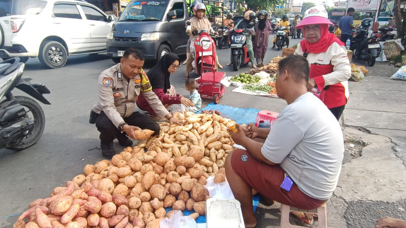 Dialog dengan Pedagang Pasar, Bhabinkamtibmas Polsek Pekanbaru Kota Dukung Ketahanan Pangan Masyarakat