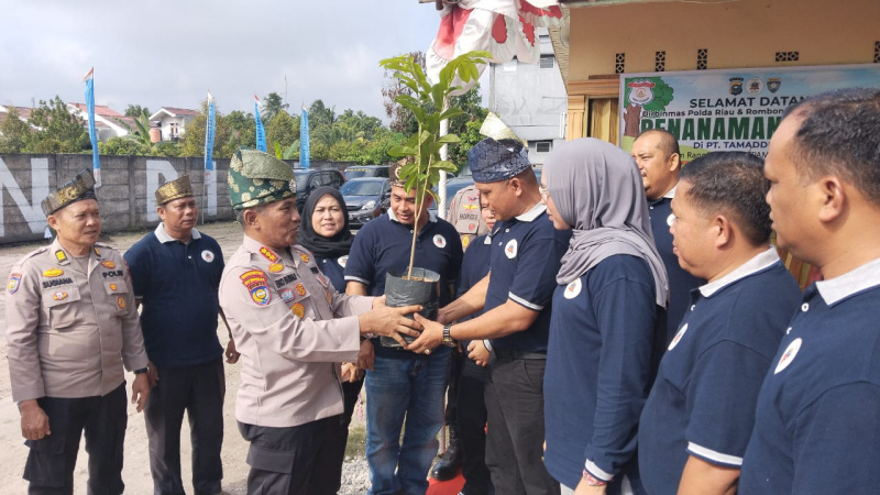 Dirbinmas Polda Riau Pimpin Penanaman Pohon Peringati HUT Satpam ke-45 Tahun 2025