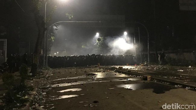 Jelang Sahur Massa Masih Bertahan Dekat Bawaslu, Polisi Susun Barikade