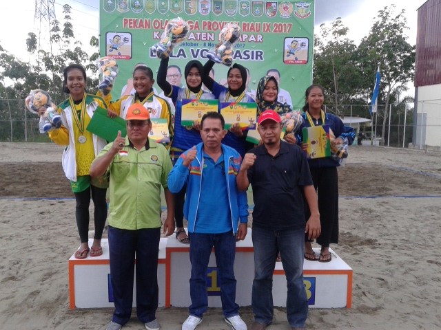 Tundukan Kampar 2-0 Tim Putri Bola Voli Pasir Bengkalis Raih Emas