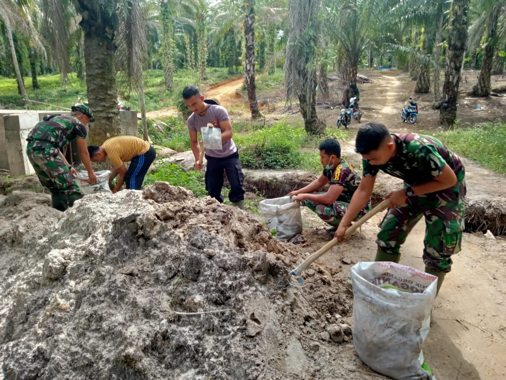 TNI dan Warga Mulai Penimbunan Box Culvert
