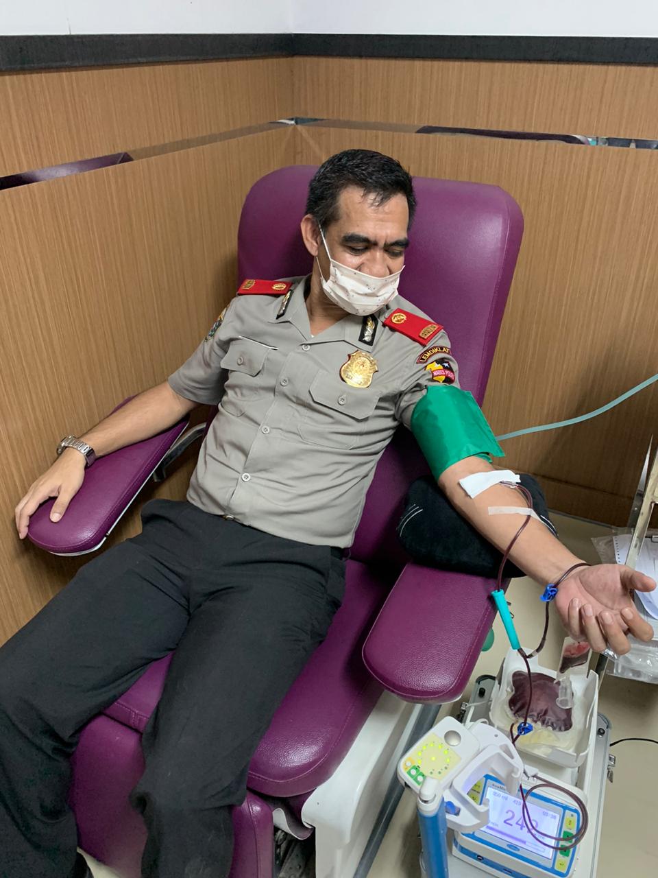 Peduli Covid 19 Peserta Sespim Polri Donor Darah Dan Bagi Masker Untuk Warga di Pekanbaru  