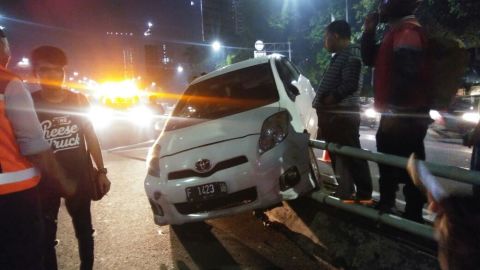 Diduga Mabuk, Pengendara Mobil Tabrak Pembatas Jalan Tol Kuningan