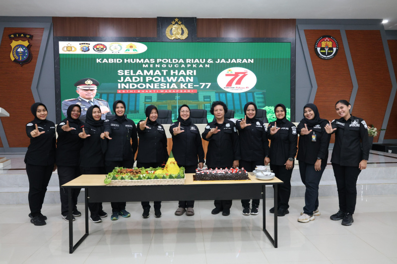 Bidhumas Polda Riau Rayakan Hari Jadi Polwan ke-77 dengan Potong Tumpeng