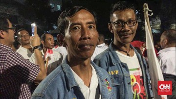 'Jokowi KW' Laris Diajak Berfoto di KPU