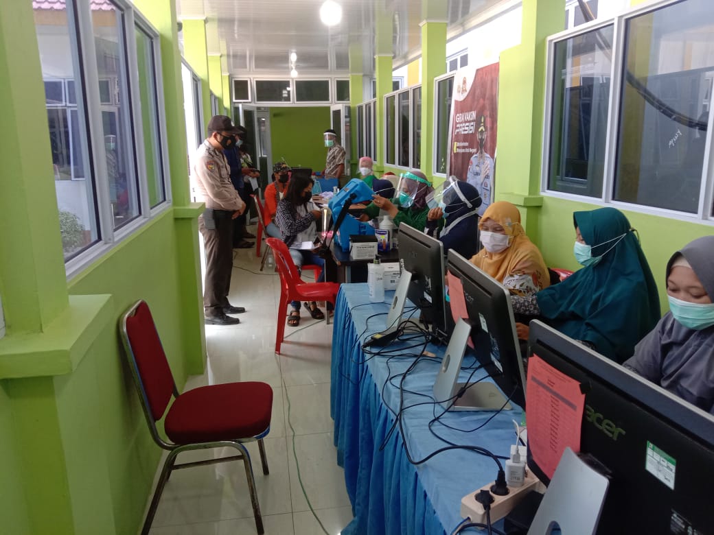 Polsek Kuala Kampar Kawal Vaksinasi Dosis II di Puskesmas