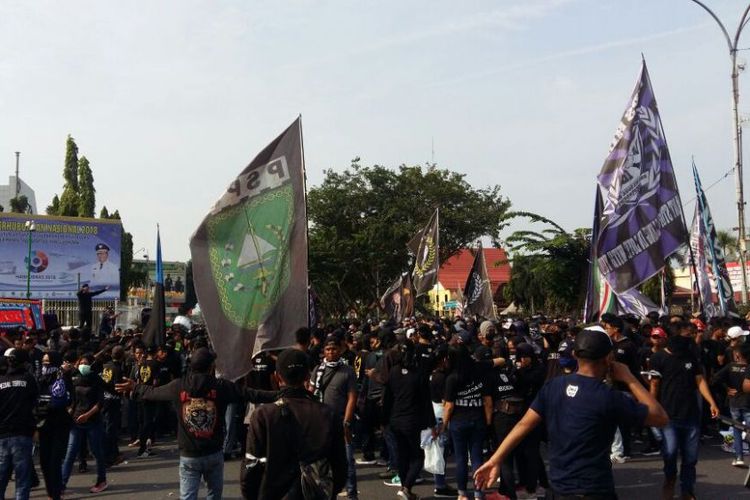 4 Bulan Tak Digaji, Suporter PSPS Riau Demo Depan Kantor Gubernur