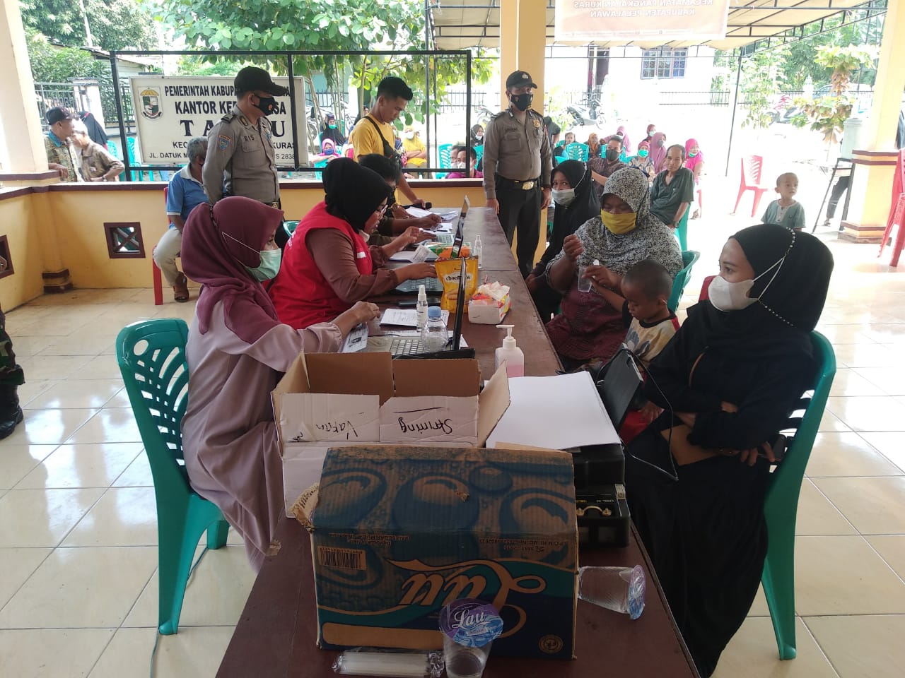 Personel Polsek Pangkalan Kuras Amankan Kegiatan Vaksinasi di Desa Binaan
