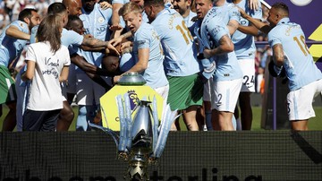 Pemain Manchester City Jatuhkan Trofi Liga Primer Inggris