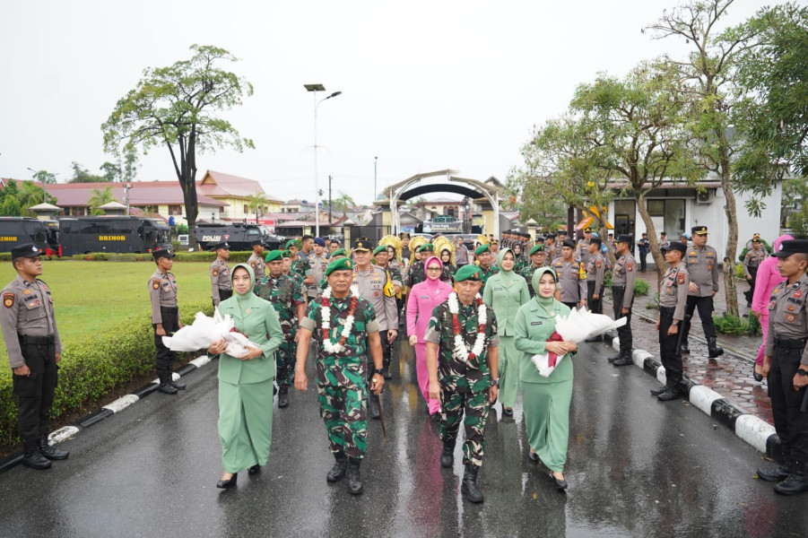 Kapolda Riau Menggelar Penyambutan dan Pelepasan Danrem 031 Wirabima