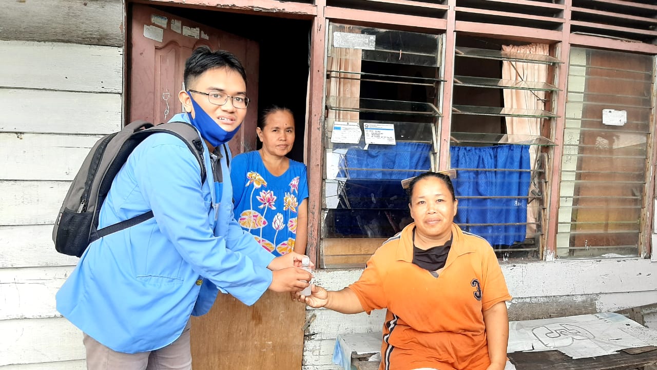 Tim Kukerta Balek Kampung, Universitas Riau 2020 Bagikan Hand Sanitizer kepada Masyarakat