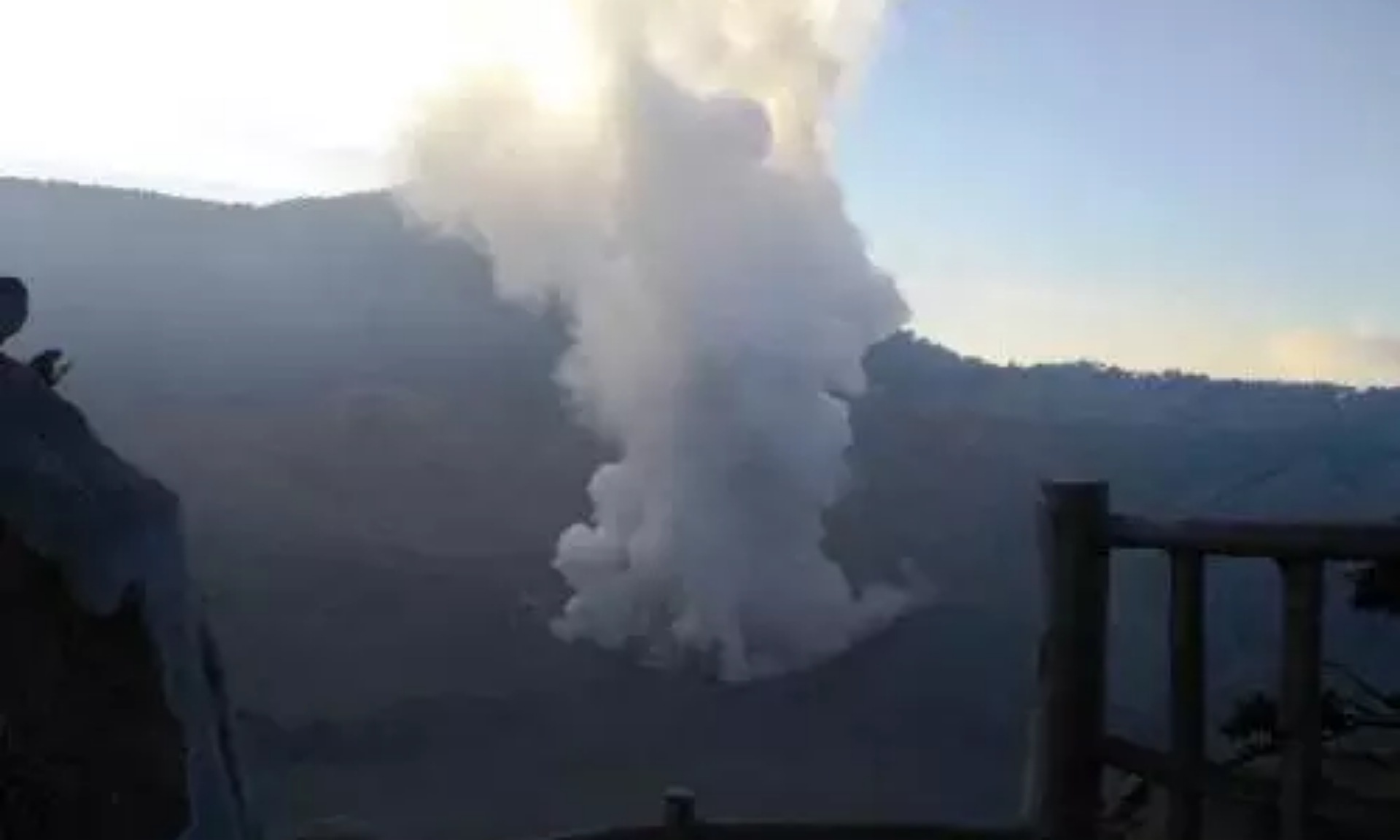 Hembusan Asap Berwarna Putih, Aktivitas Vulkanologi Gunung Tangkuban Parahu Menurun
