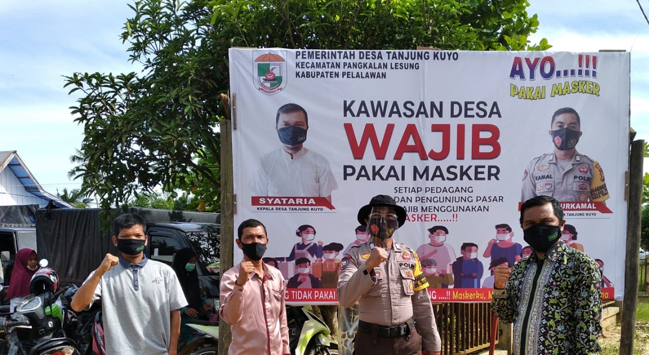 Desa Tanjung Kuyo Bersama Polsek Pangkalan Lesung Bagikan Masker