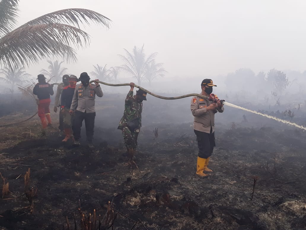 Polsek Kuala Kampar Lakukan Pendinginan Titik Api di Desa Sokoi