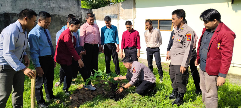 Aksi Nyata Green Policing, Polda Riau Tanam Pohon Bersama Santri di Pondok Pesantren Modern Al-Kautsar Pekanbaru