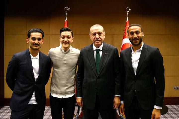 Berfoto Bareng Erdogan, Ozil dan Gundogan Menuai Badai Kritikan