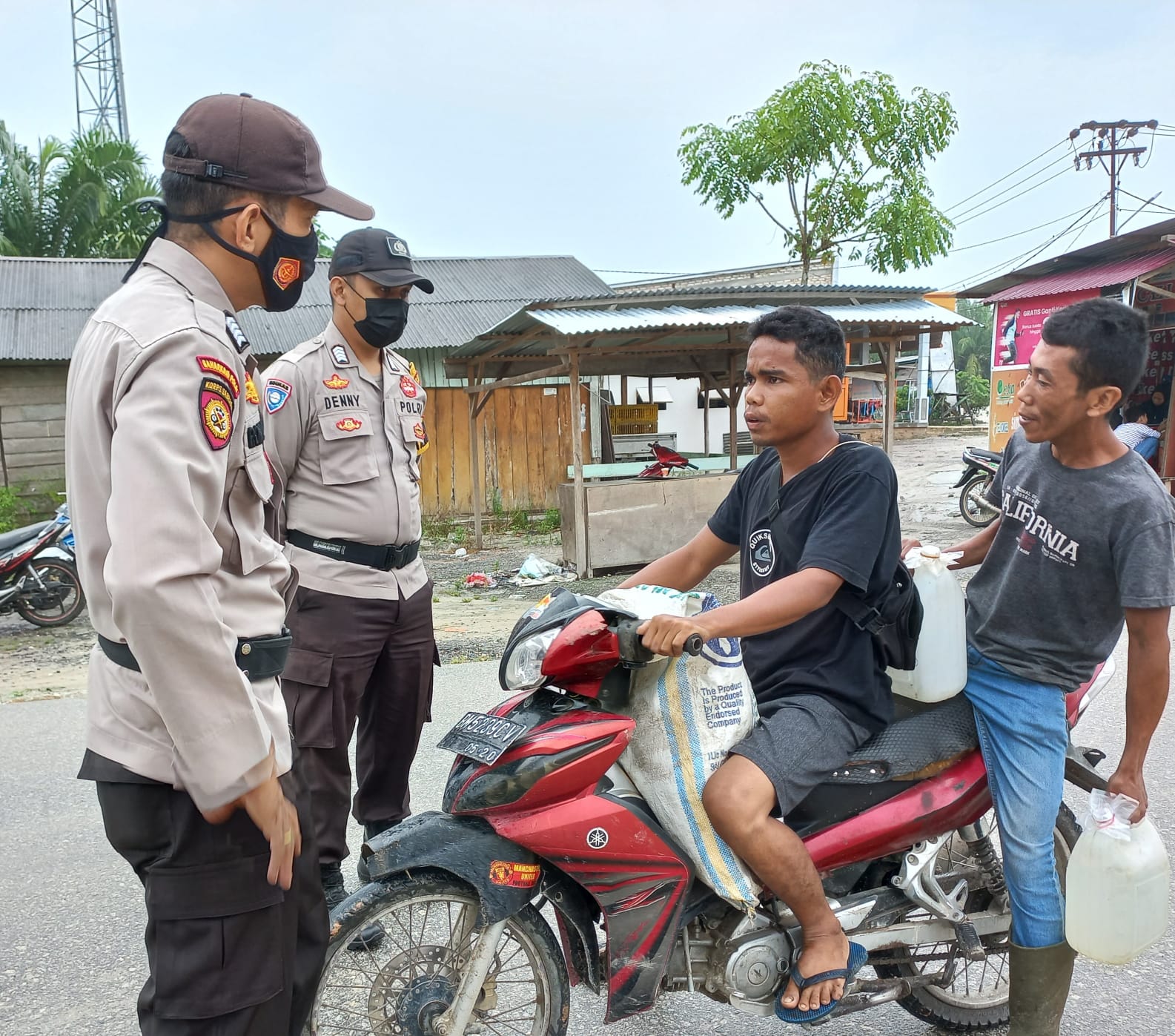 Tegakkan Prokes, Polsubsektor Pelalawan Gelar Operasi Yustisi di Desa Lalang Kabung