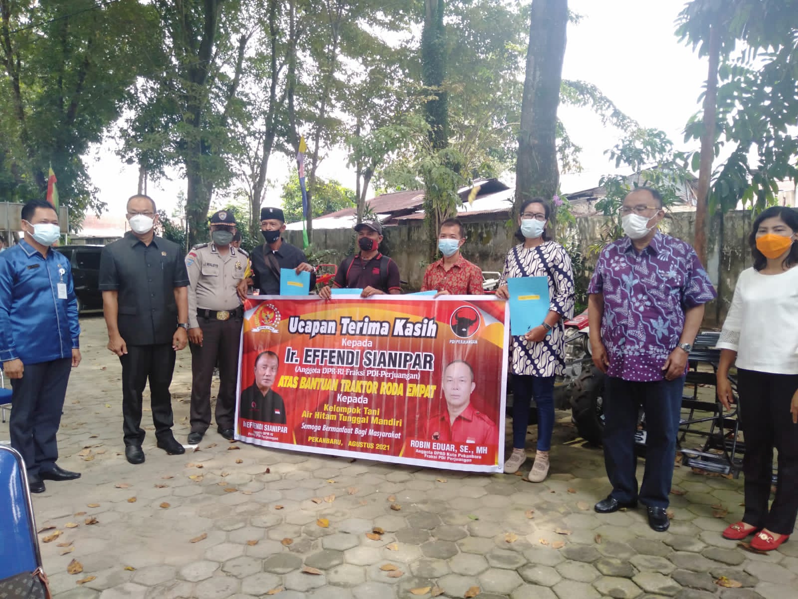 Robin Eduar Dampingi Efendi Sianipar Serahkan Bantuan Alsintan Untuk Petani di Kota Pekanbaru