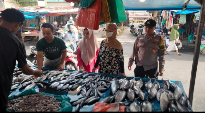 Bhabinkamtibmas Kota Baru Temui Pedagang Pasar, Sampaikan Pesan Kamtibmas dan Ketahanan Pangan